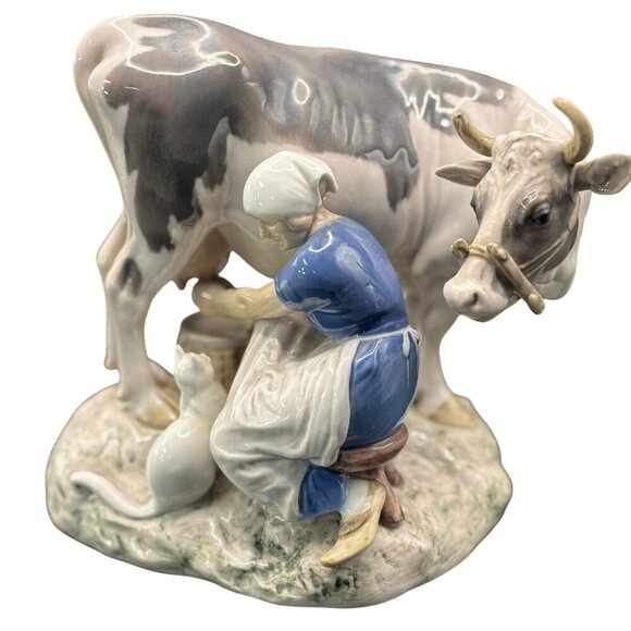 Bing & Grøndahl Denmark Porcelain Figurine Milk Maiden with Cat and Cow 2017 - Picture 3 of 5